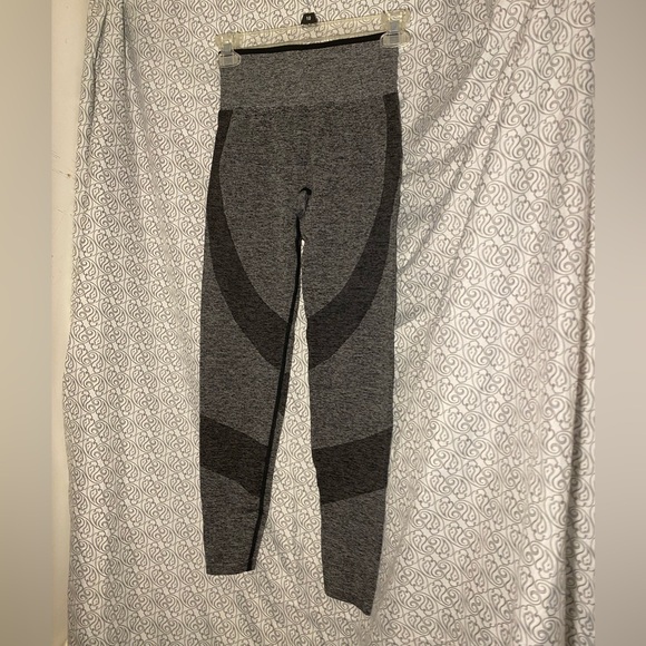 2 pair of EUC Victoria’s Secret PINK Seamless Workout Tights (1 pink & 1 gray) - Picture 6 of 6